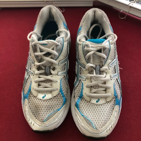 ASICS women’s white and blue size 7.5 athletic shoes. - Picture 3 of 7